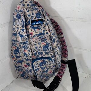Kavu Geometric Triangle Sling Backpack Royal blue animals on cream Cream